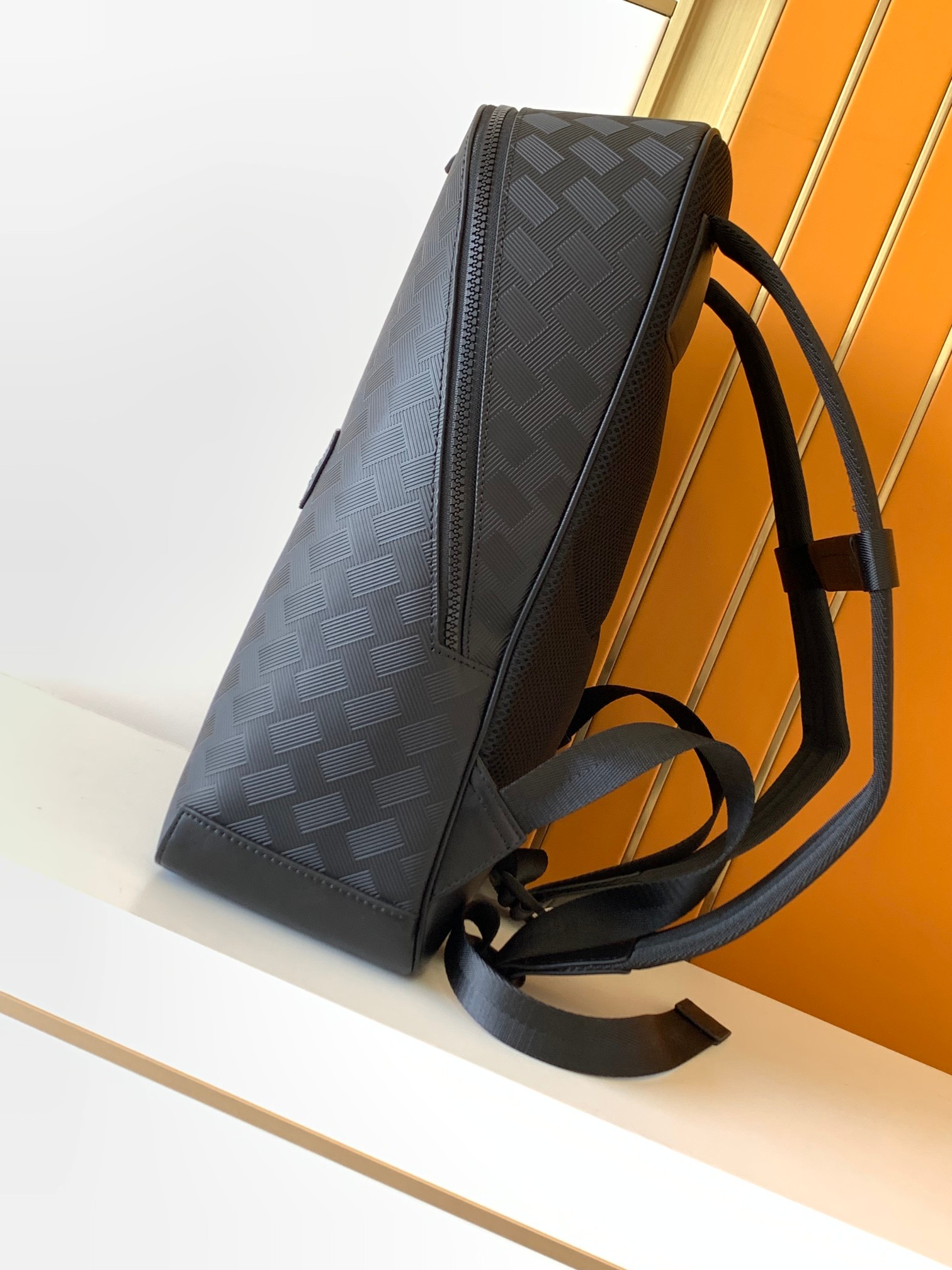 حقيبة ظهر سوداء بتصميم بسيط وم - مراجعة Leather Work Rucksack وسعره