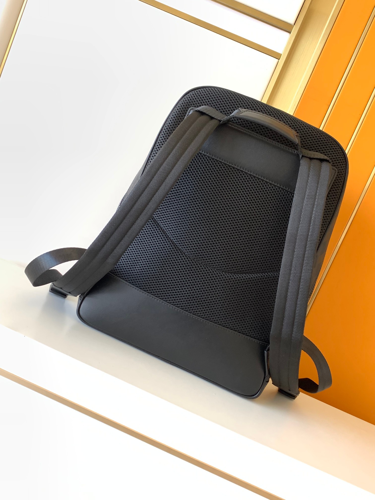 حقيبة ظهر سوداء بتصميم بسيط وم - مراجعة Leather Work Rucksack وسعره